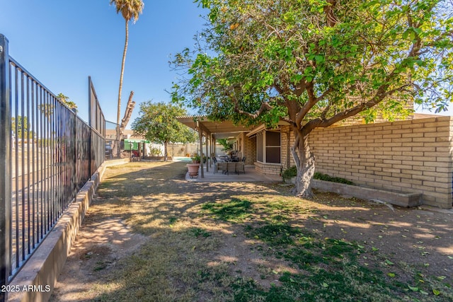 view of yard featuring a patio