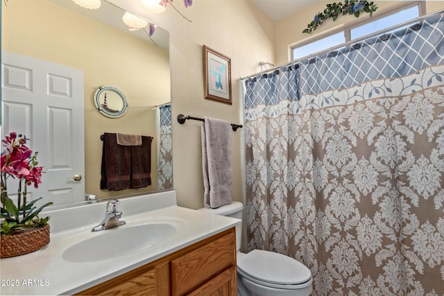 bathroom with toilet, a shower with curtain, and vanity