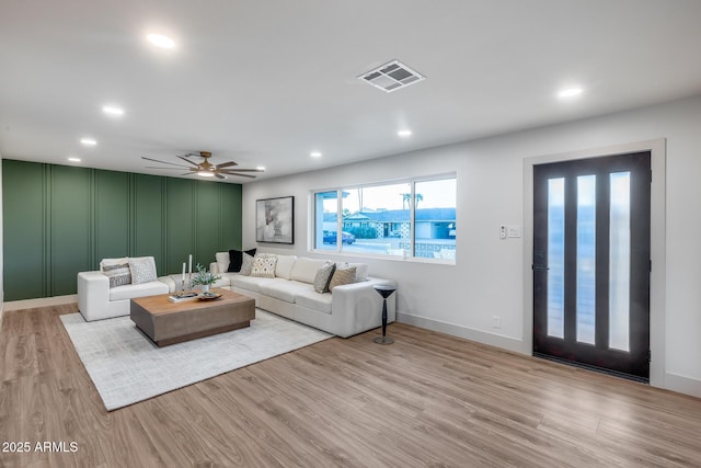 living area with a ceiling fan, baseboards, recessed lighting, wood finished floors, and visible vents