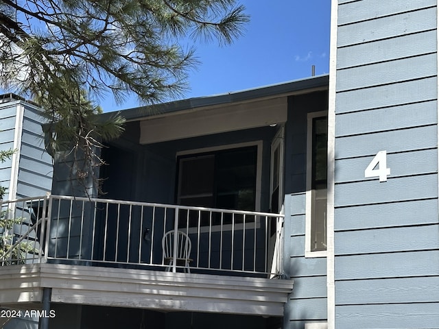 property entrance featuring a balcony