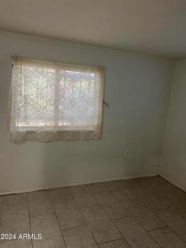 empty room featuring light tile patterned flooring