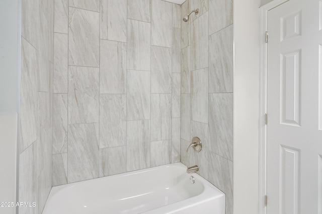 bathroom with tiled shower / bath combo