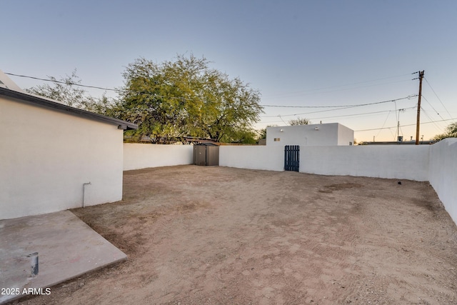 view of yard at dusk