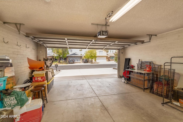 5119 W Onyx Ave, Glendale, AZ 85302 - garage with a garage door opener