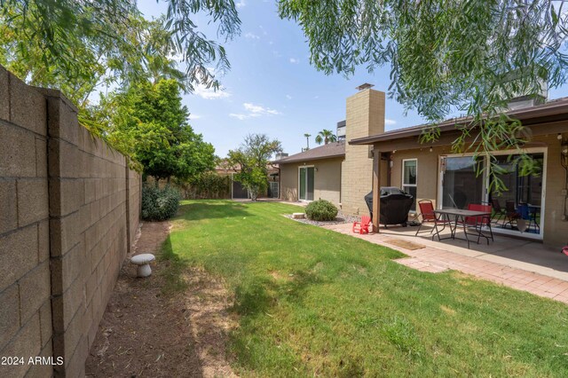 view of yard featuring a patio