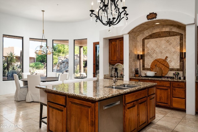 7025 E Ashler Hills Dr, Scottsdale, AZ 85266 - kitchen featuring a sink, a chandelier, an island with sink, backsplash, and dishwasher