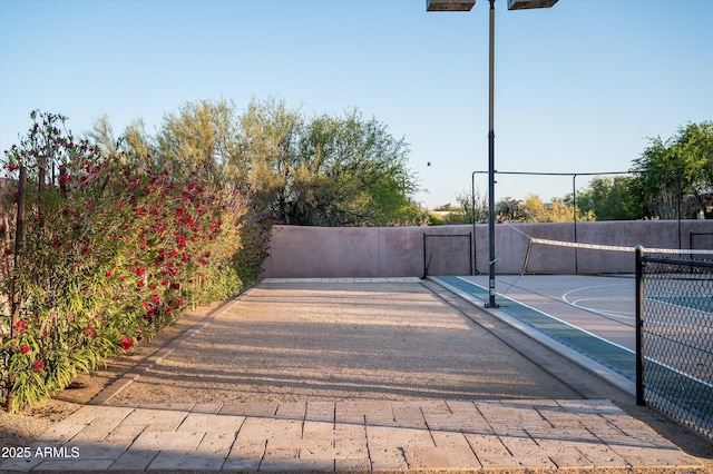 7025 E Ashler Hills Dr, Scottsdale, AZ 85266 - surrounding community with community basketball court