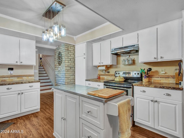 kitchen featuring white cabinets, stainless steel electric stove, crown molding, hanging light fixtures, and wood-type flooring