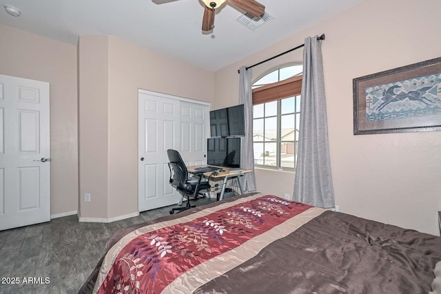 bedroom featuring ceiling fan, dark hardwood / wood-style floors, and a closet