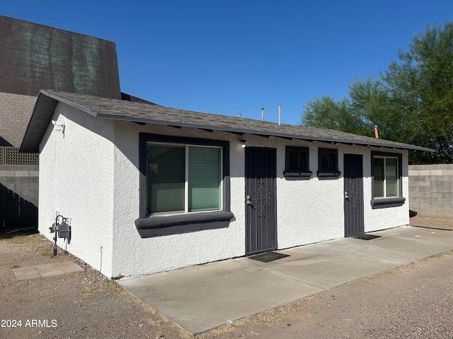 view of front of property featuring a patio