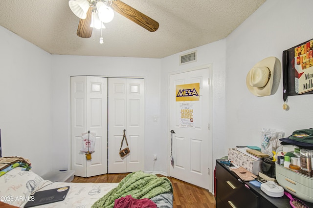 5424 E Florian Ave, Mesa, AZ 85206 - bedroom with wood finished floors, a textured ceiling, a closet, and a ceiling fan