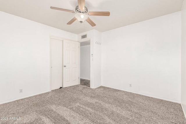 carpeted empty room featuring ceiling fan