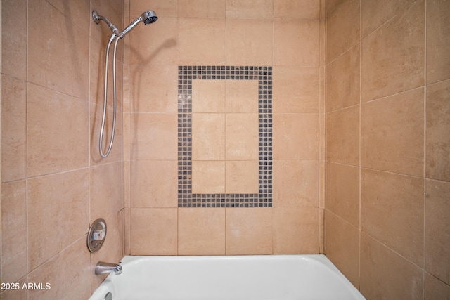 bathroom with bathtub / shower combination