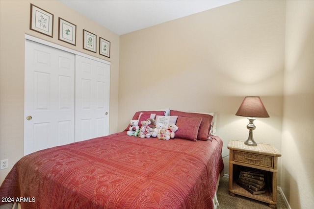 bedroom featuring carpet flooring and a closet