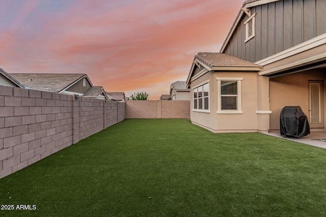 view of yard at dusk