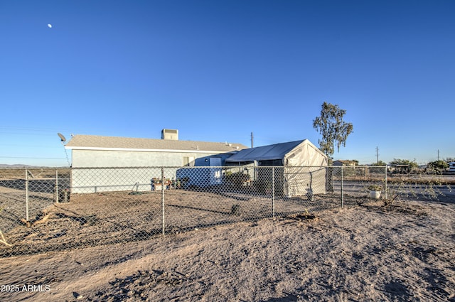 view of yard featuring an outdoor structure