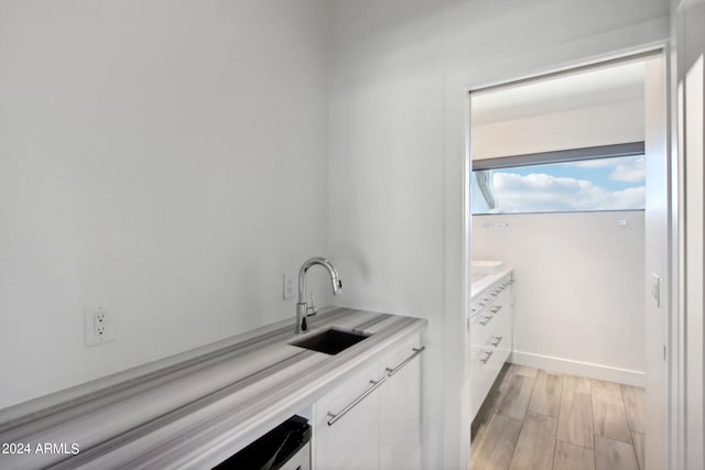 laundry room with sink and light wood-type flooring