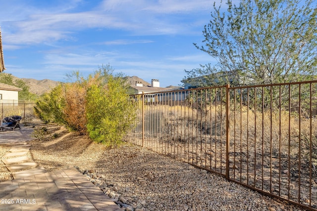 view of yard with a mountain view