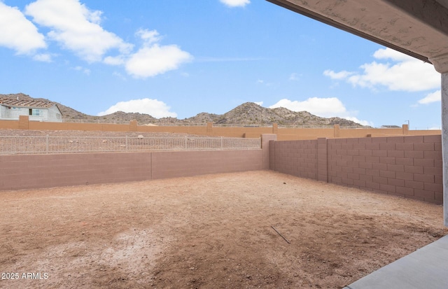 view of yard featuring a mountain view