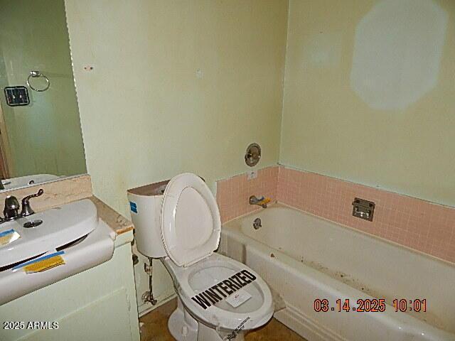 full bathroom with a washtub, toilet, and vanity