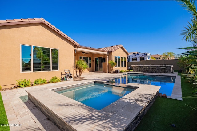 view of swimming pool with an in ground hot tub, ceiling fan, and a patio area