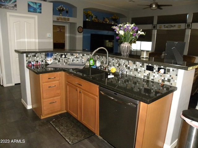 kitchen with sink, dishwashing machine, ceiling fan, and backsplash