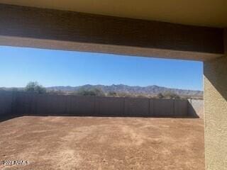 view of yard featuring a mountain view