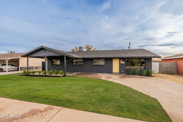 view of front of property featuring a front yard