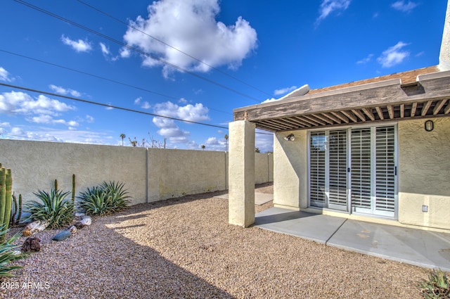 view of yard featuring a patio