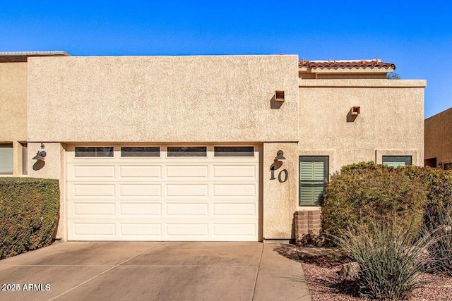 view of front facade featuring a garage