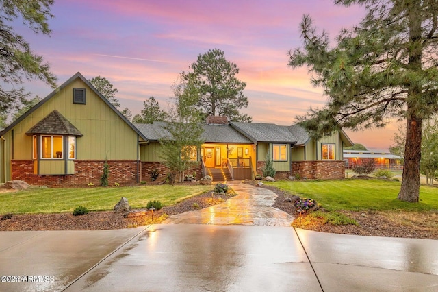 view of front of property featuring a lawn