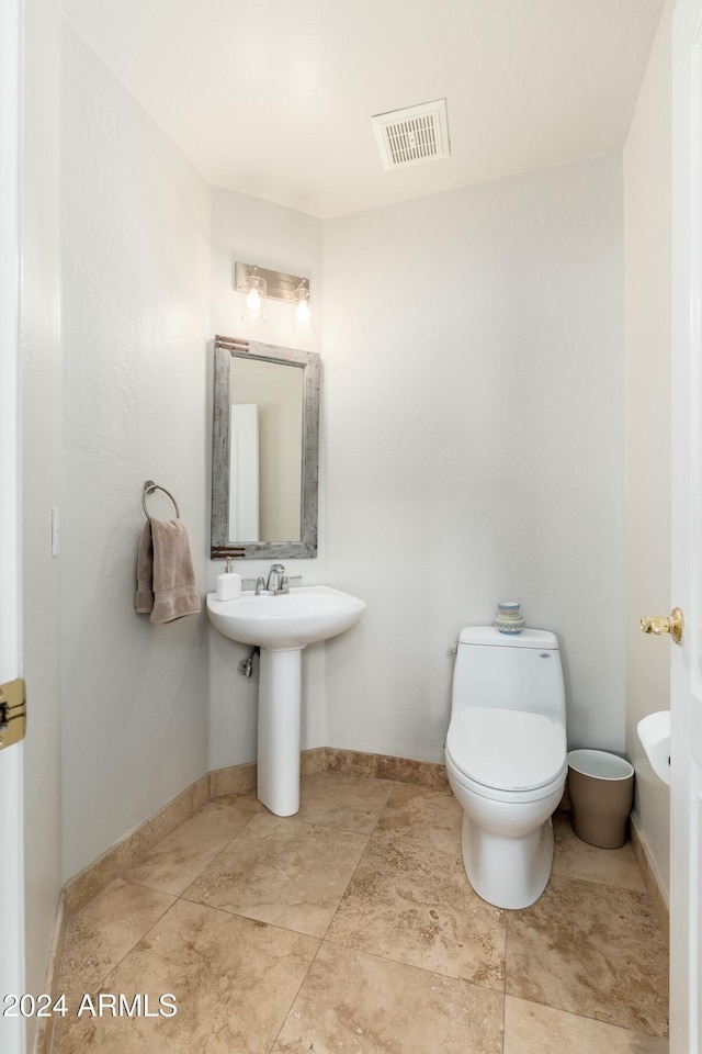 bathroom featuring toilet and sink