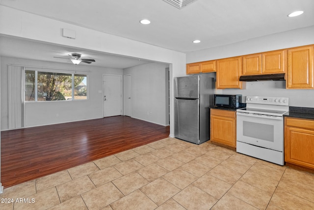 kitchen with stainless steel fridge, light hardwood / wood-style floors, ceiling fan, and electric stove