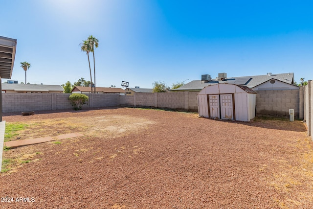 view of yard with a shed