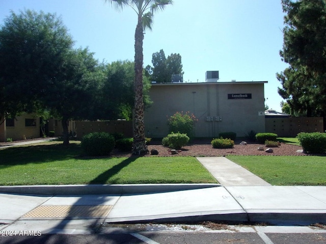 view of front facade with a front yard