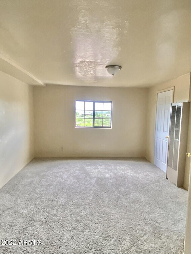 unfurnished room with carpet flooring