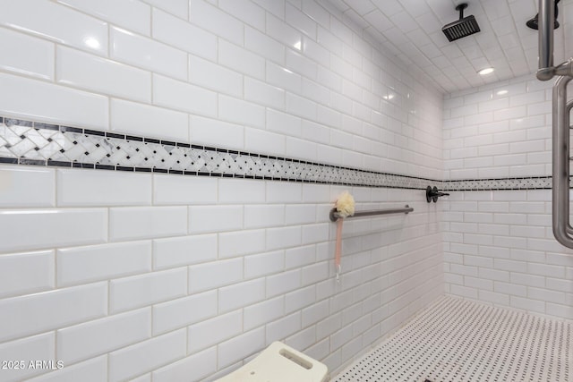 bathroom featuring a tile shower