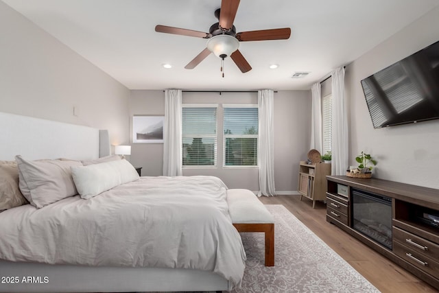 bedroom with light wood finished floors, a ceiling fan, visible vents, and recessed lighting