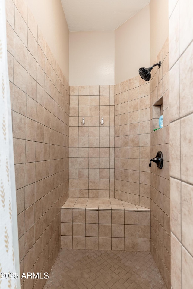 bathroom featuring tiled shower