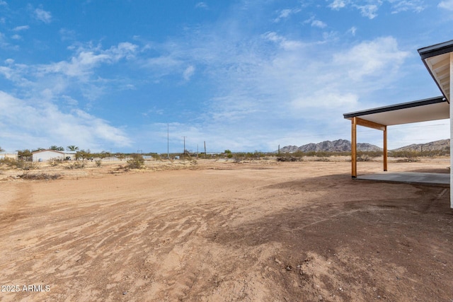 view of yard featuring a mountain view