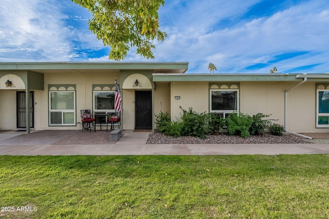 view of front of home with a front lawn