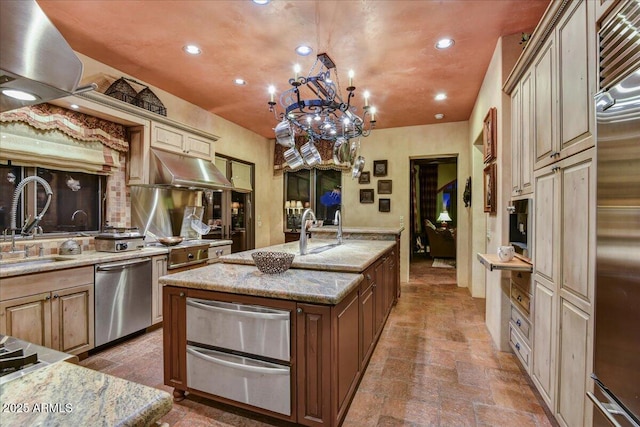 7710 E Golden Eagle Cir, Gold Canyon, AZ 85118 - kitchen featuring appliances with stainless steel finishes, a warming drawer, a sink, under cabinet range hood, and recessed lighting