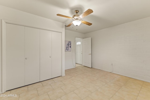 unfurnished bedroom featuring ceiling fan and a closet