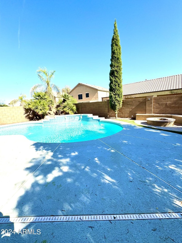 view of pool with a jacuzzi and a patio