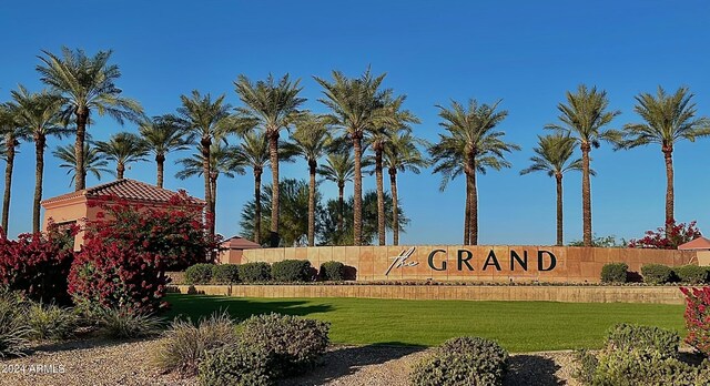 community / neighborhood sign featuring a lawn