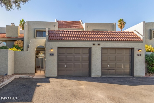 view of front facade featuring a garage