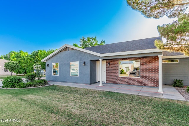 view of front of house with a front lawn