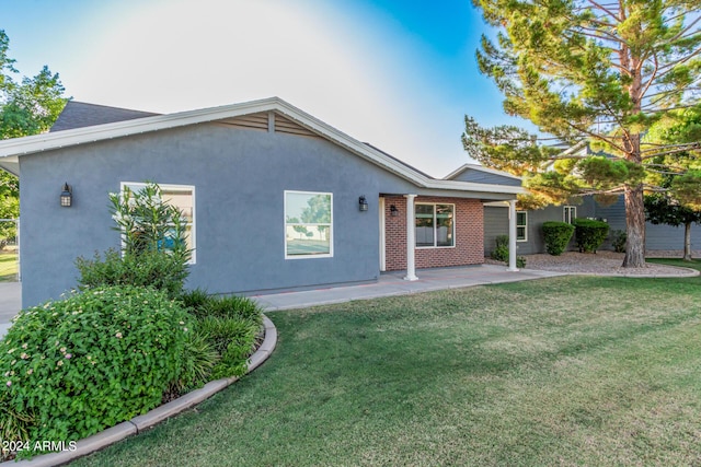 ranch-style home featuring a front lawn