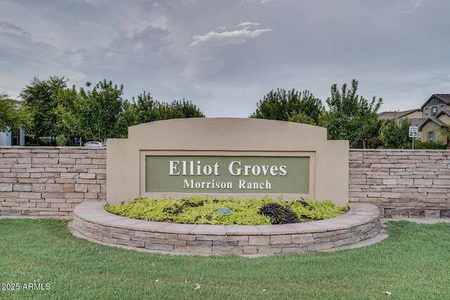 community sign featuring a lawn