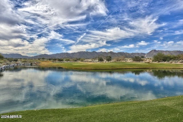 water view with a mountain view